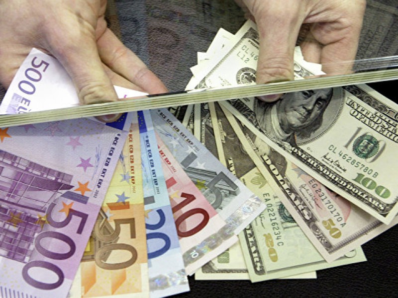 Банки РФ предлагают повысить недекларируемый лимит на ввоз в Россию валюты в 10 раз