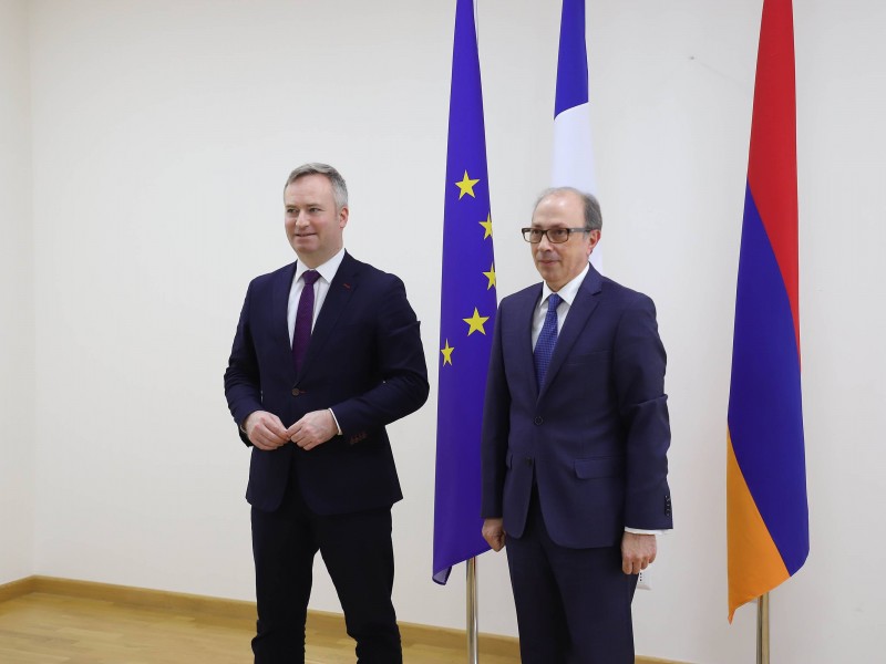 Главы МИД Армении и Франции заявили о необходимости переговоров по Карабаху в рамках ОБСЕ 