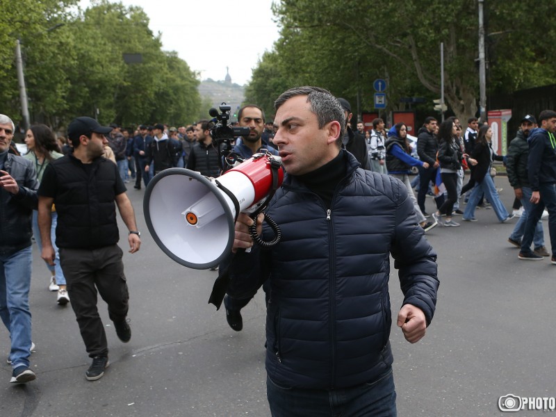 Протестующие во главе с Ишханом Сагателяном совершают обход по закрытым улицам Еревана