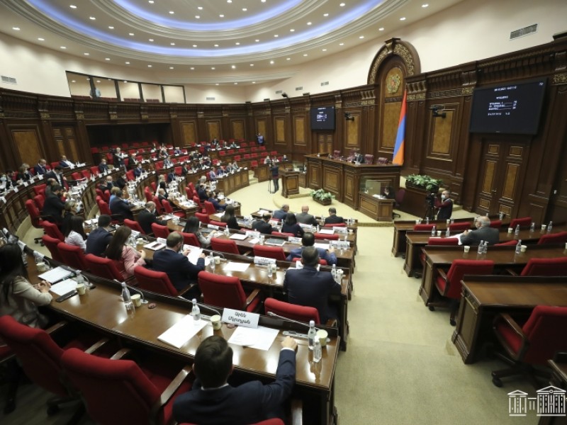 Новоизбранные депутаты от правящей партии принесли присягу депутатов