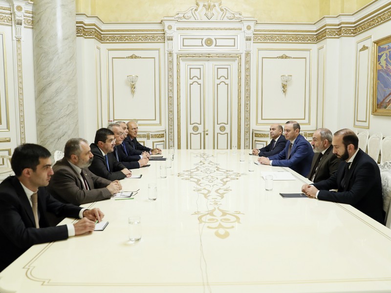 Пашинян принял делегацию во главе с Араиком Арутюняном