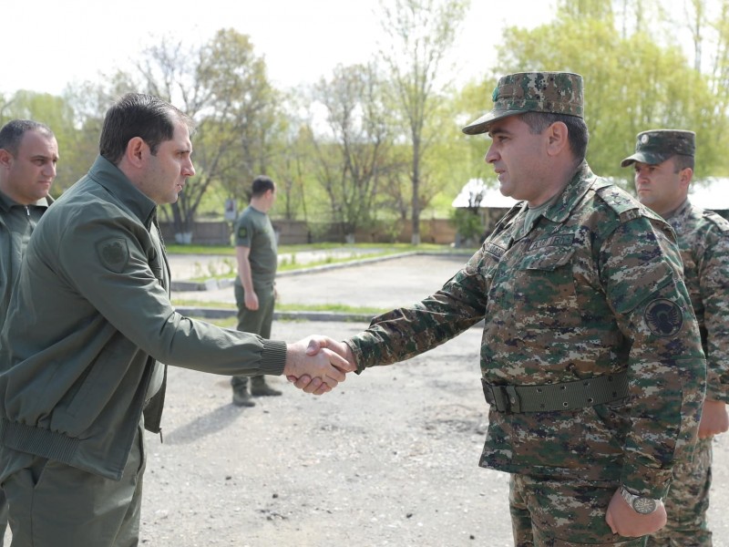 Сурен Папикян с незаявленным визитом побывал в воинских частях МО