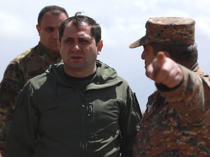 Министр обороны Армении побывал на передовой