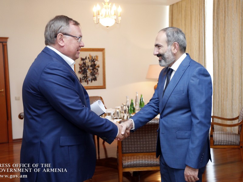 Пашинян и Костин обсудили перспективы расширения деятельности банка ВТБ в Армении