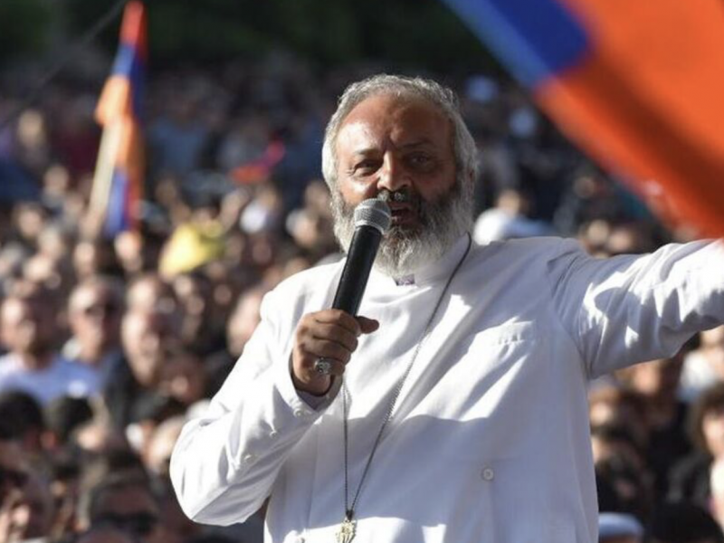 Архиепископ Баграт Галстанян дал премьеру Армении Пашиняну час на отставку