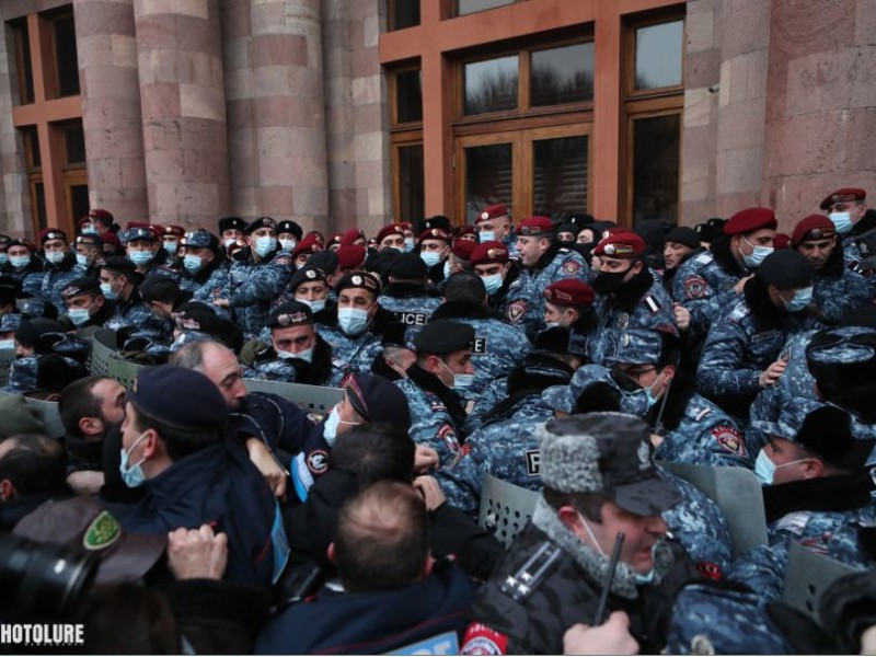 По подозрению в попытке захвата здания правительства Армении задержаны 5 человек - СК