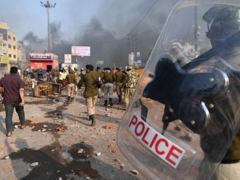 В результате столкновений между мусульманами и индуистами в Нью-Дели убиты 27 человек
