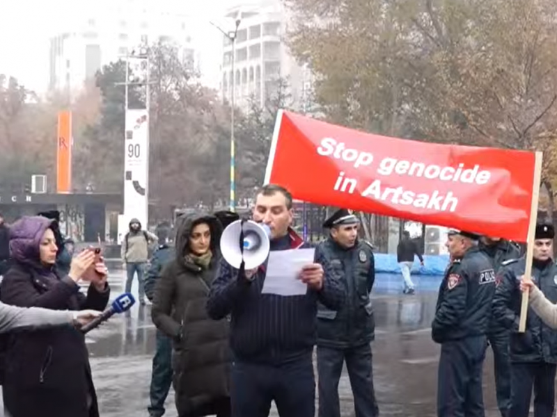 В центре Еревана на площади «Свободы» проходит акция в поддержку Арцаха