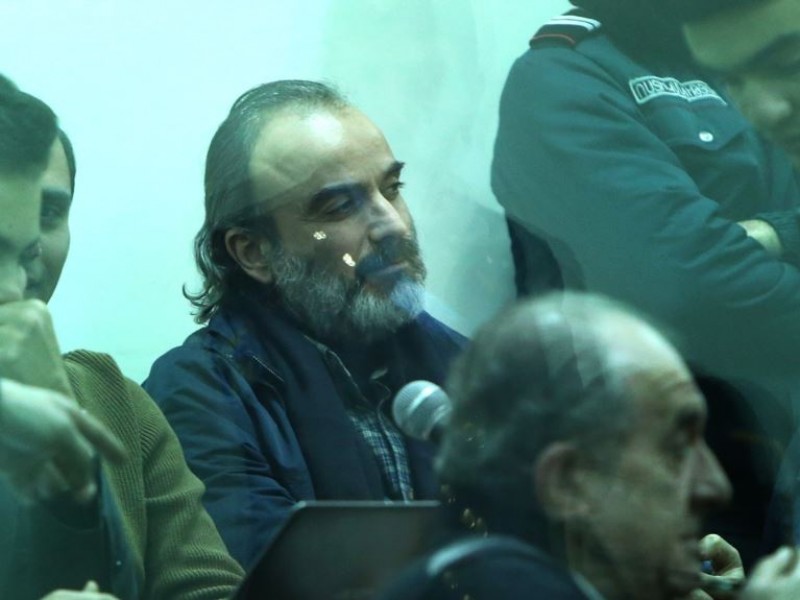 Жирайра Сефиляна приговорили к 10,5 годам заключения: у здания суда неспокойно