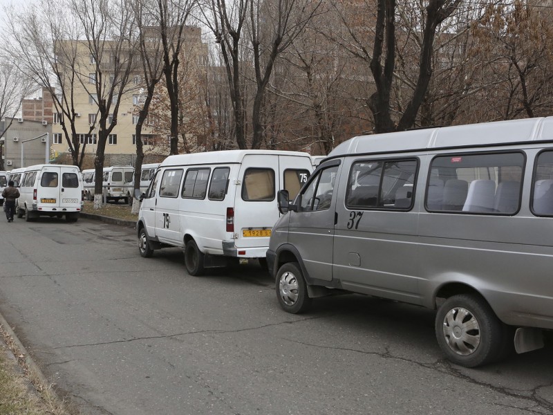 Водители маршрутных такси бастуют в знак протеста против повышения арендной платы 
