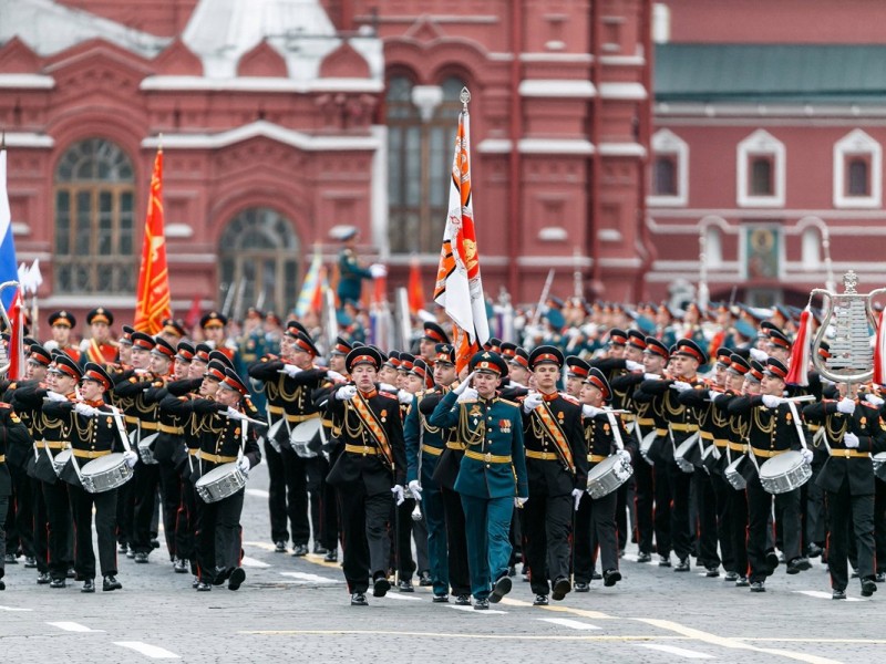 Кремль пока не планирует отменять парад Победы