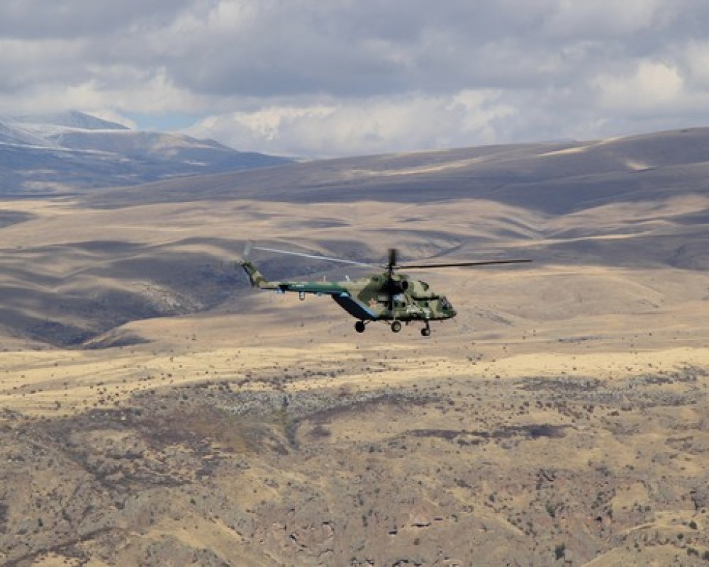 Экипажи Ми-8МТВ-5  и Ка-52 ЮВО совершили учебные вылеты в небе Армении