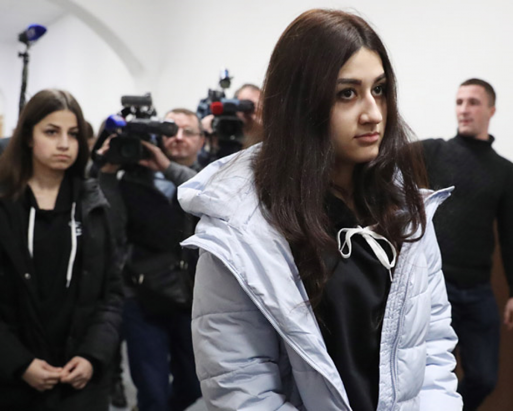 Суд продлил меру пресечения сестрам Хачатурян до конца октября 