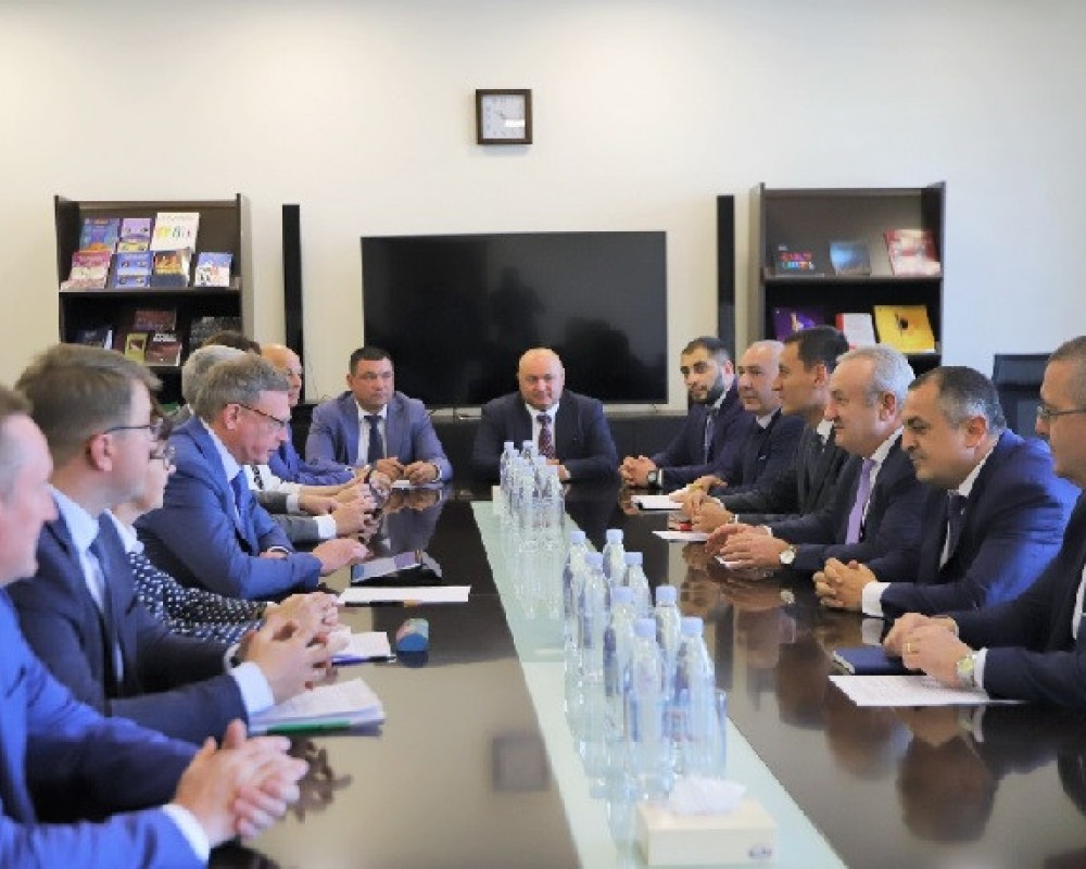 Ваграм Думанян принял делегацию во главе с губернатором Омска
