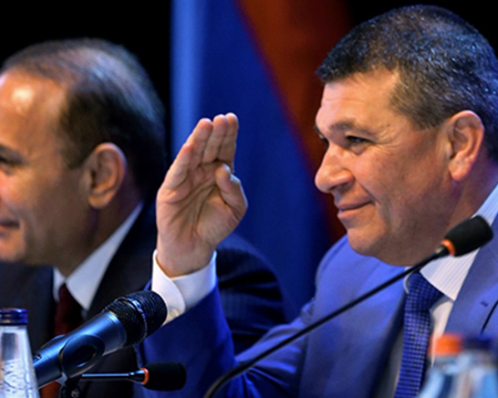 Обзор СМИ: Премьер-министр Армении и начальник полиции борются за внебюджетные средства 