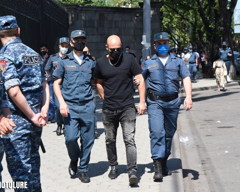 Полиция подвергла приводу 154 участников акции протеста возле парламента Армении 