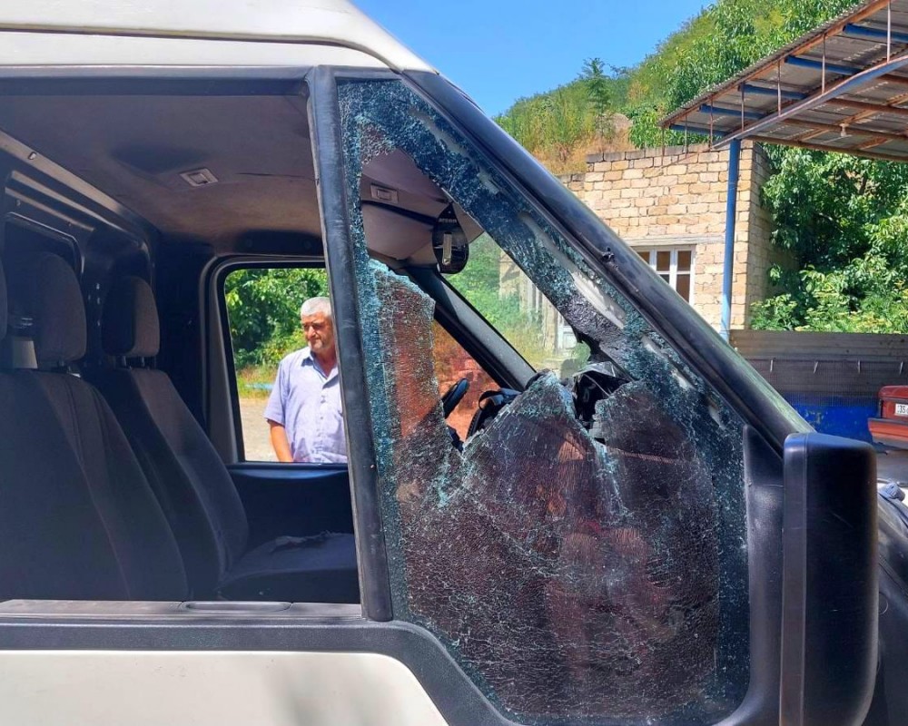 В Нагорном Карабахе в результате обстрелов противника повреждена гражданская машина