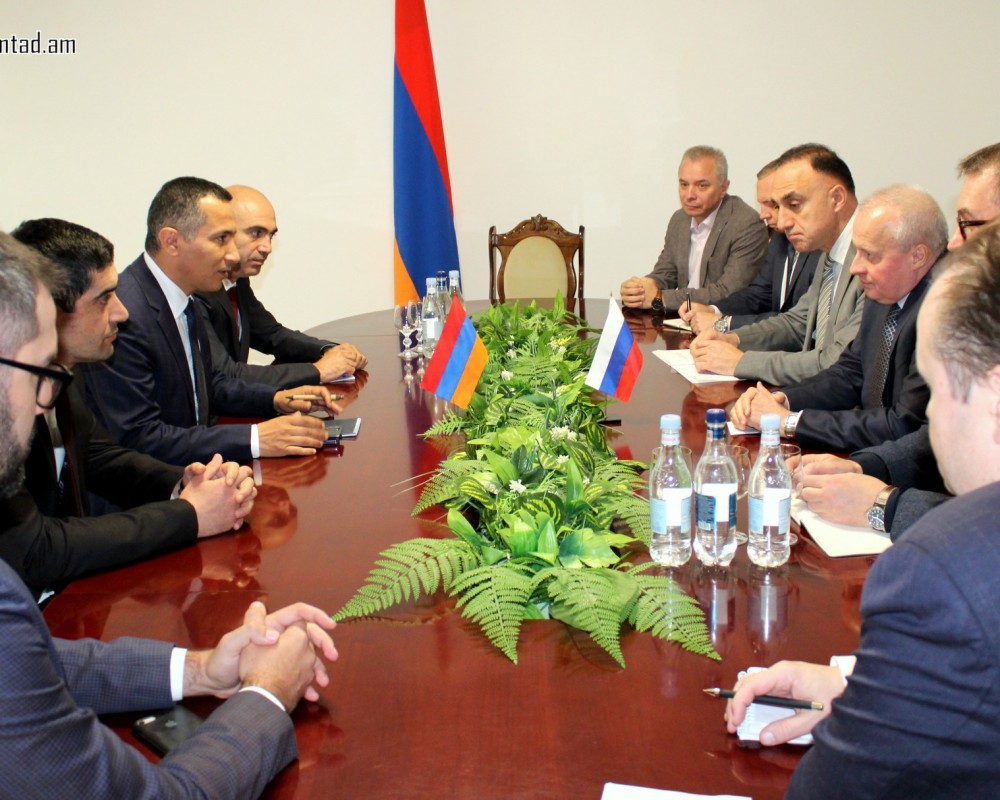 Губернатор Сюникской области и посол России обсудили проблемы переселенцев из Нагорного Карабаха