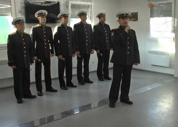 Ансамбль песни и пляски Северного флота поздравил миротворцев РФ на постах в Карабахе