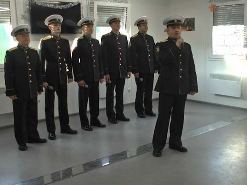Ансамбль песни и пляски Северного флота поздравил миротворцев РФ на постах в Карабахе