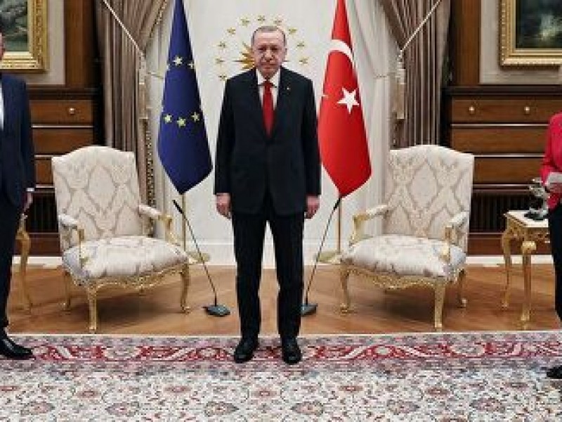 Чавушоглу попытался объяснить инцидент со стульями на встрече Эрдогана с лидерами ЕС
