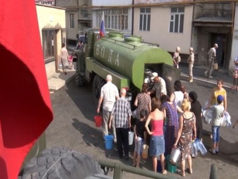 Российские миротворцы обеспечили питьевой водой более 200 семей в Степанакерте