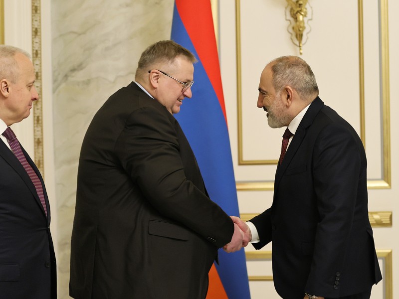 Пашинян и Оверчук обсудили актуальные вопросы армяно-российских отношений