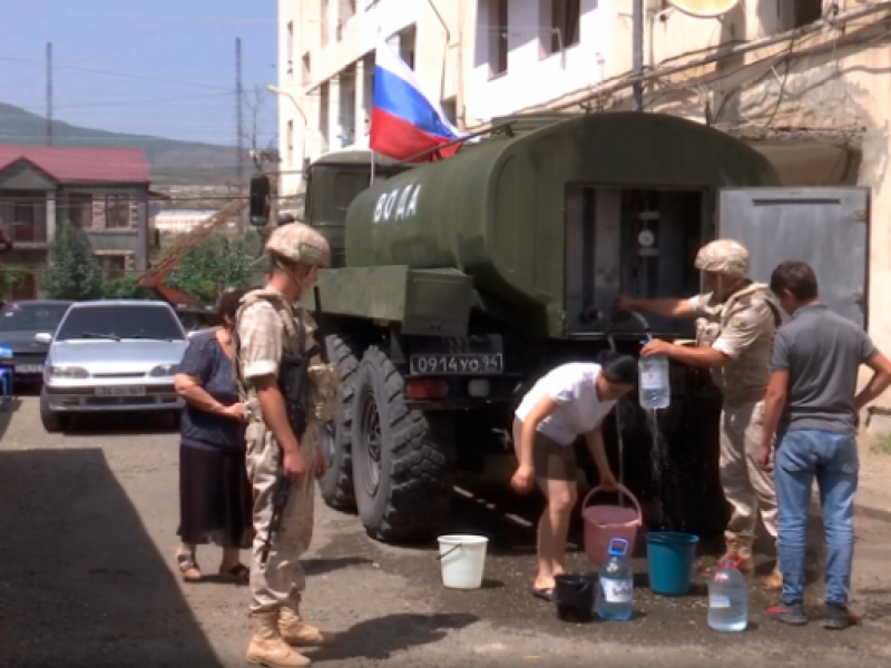 Российские миротворцы обеспечили более 1,5 тысяч жителей Нагорного Карабаха питьевой водой