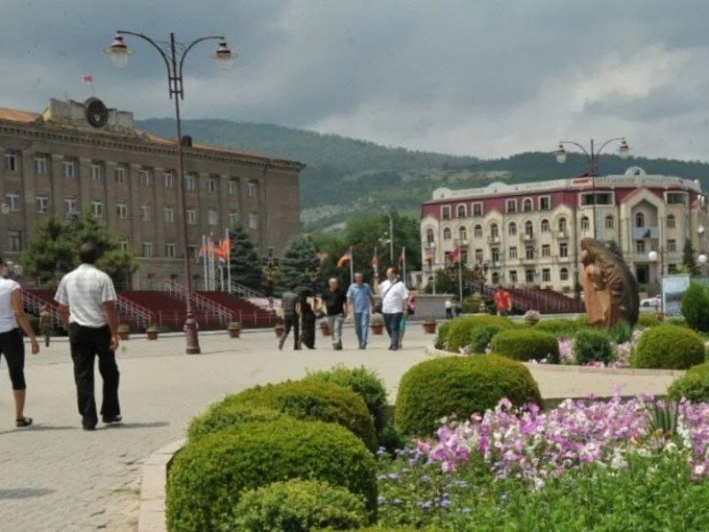 Азербайджанские вандалы разрушили скульптуры на площади Возрождения в Степанакерте