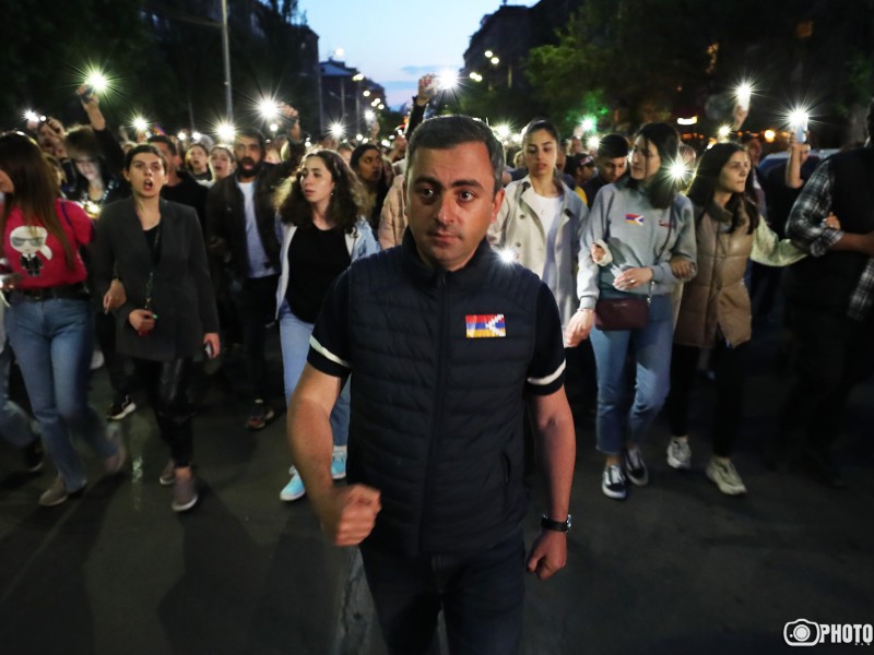Ոստիկանպետին երեք պահանջ ներկայացվեց. ընդդիմությունը երթ է իրականացնում Երևանում