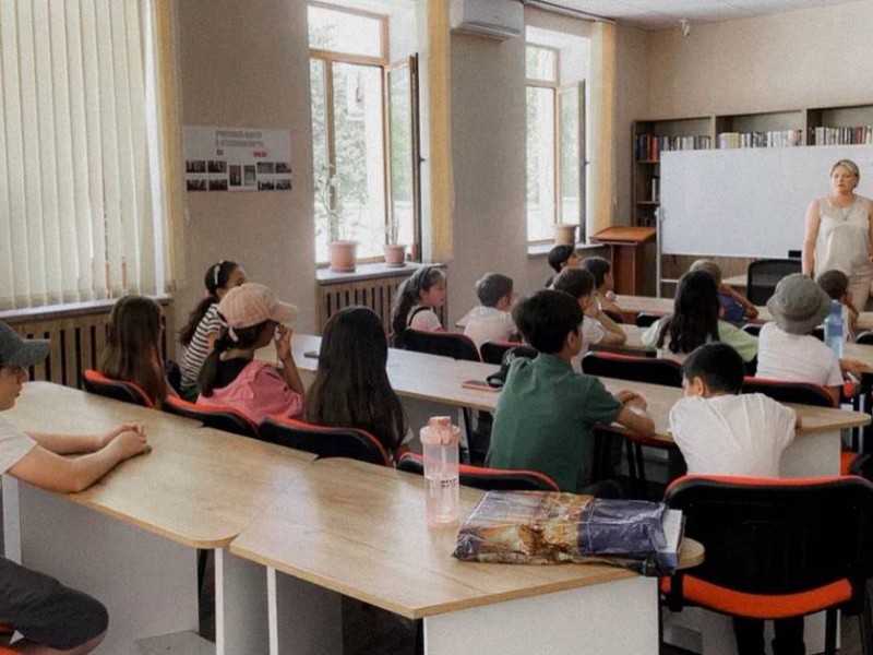 Участники «Летней школы Диалог» Русской общины Арцаха готовятся к выставке в Степанакерте