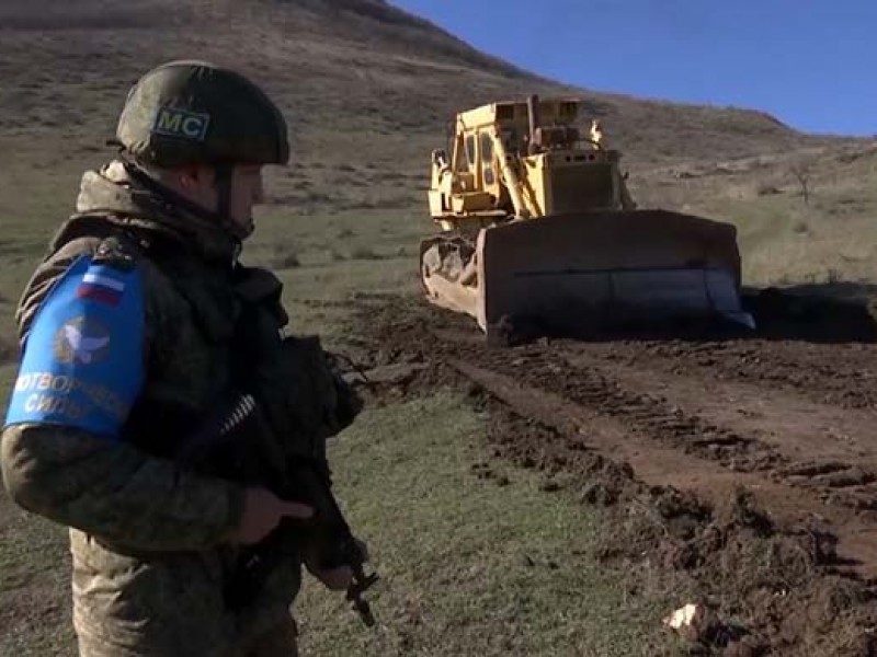 Российские миротворцы обеспечили безопасность при строительстве новой дороги в Карабахе 