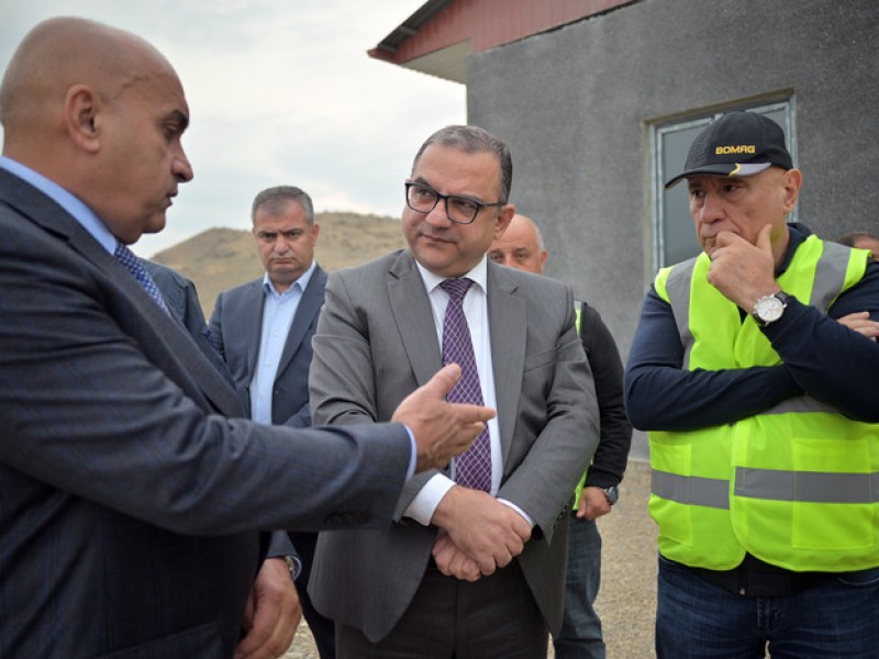 Вице-премьер Тигран Хачатрян ознакомился с ходом работ по строительству водохранилища Веди