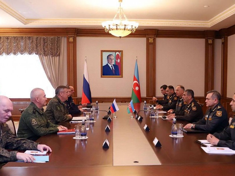 Министр обороны Азербайджана принял нового командующего миротворцами РФ в Арцахе