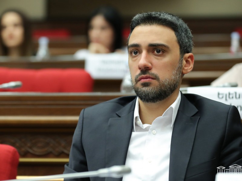 Армения движется к диктатуре при содействии международных структур: депутат