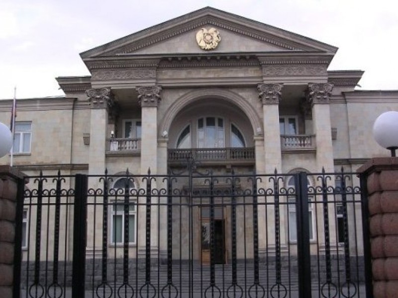Серьезное ДТП произошло прямо у главных ворот президентского дворца в Ереване