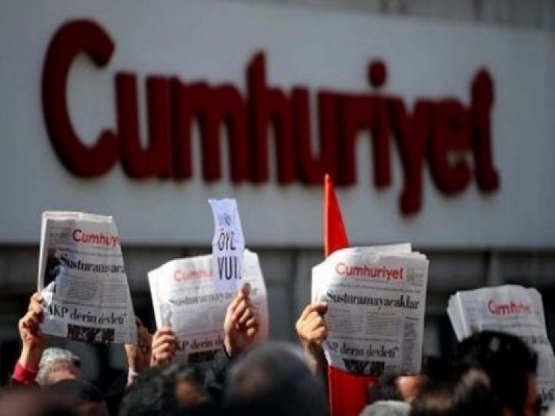Власти Турции задержали главу совета оппозиционной газеты Cumhuriyet