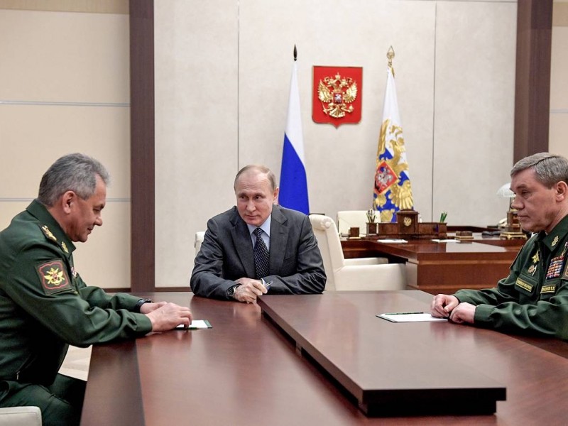 Путин проводит закрытое совещание с министром обороны и главой Генштаба 