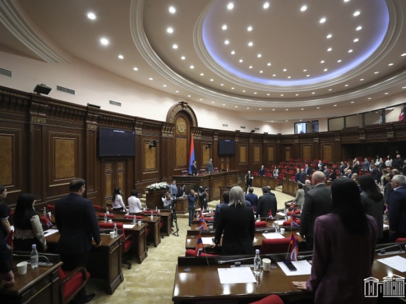 Депутаты минутой молчания почтили память погибших вчера армянских военнослужащих
