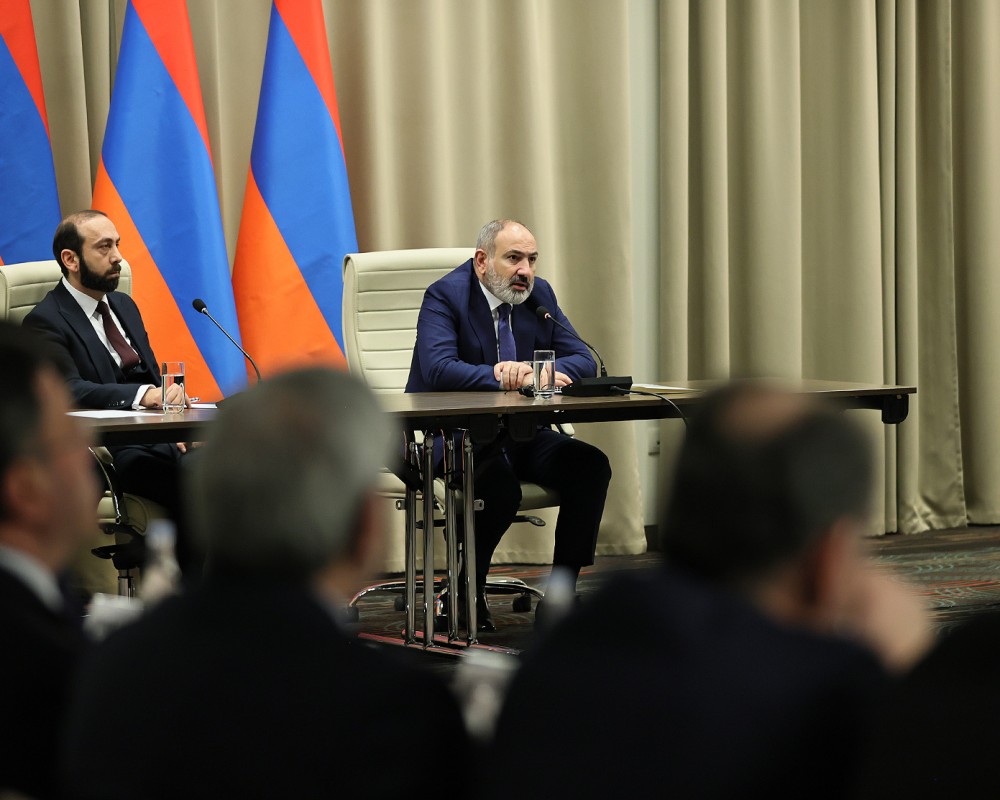 Пашинян встретился в Джермуке с руководством МИД и послами Армении в зарубежных странах