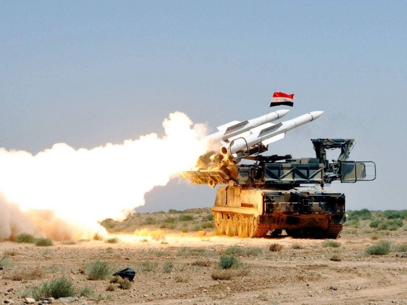 Сирийские ПВО отражают израильскую ракетную атаку в небе Дамаска