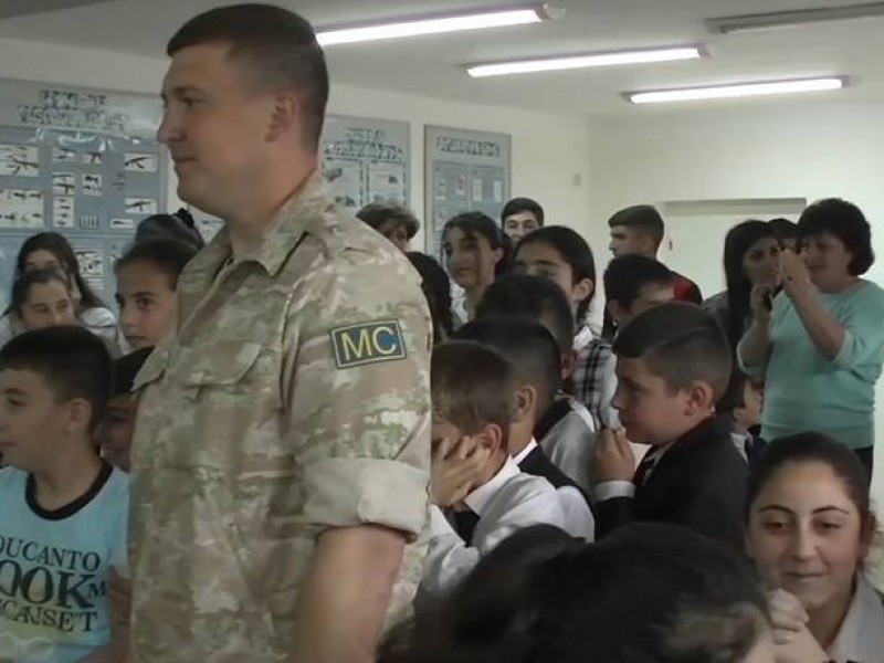 Российские миротворцы провели интерактивный урок со школьниками отдаленного села Карабаха