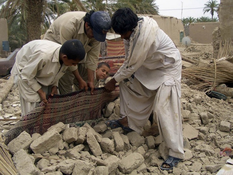 Число жертв землетрясения в Иране возросло до 200 человек