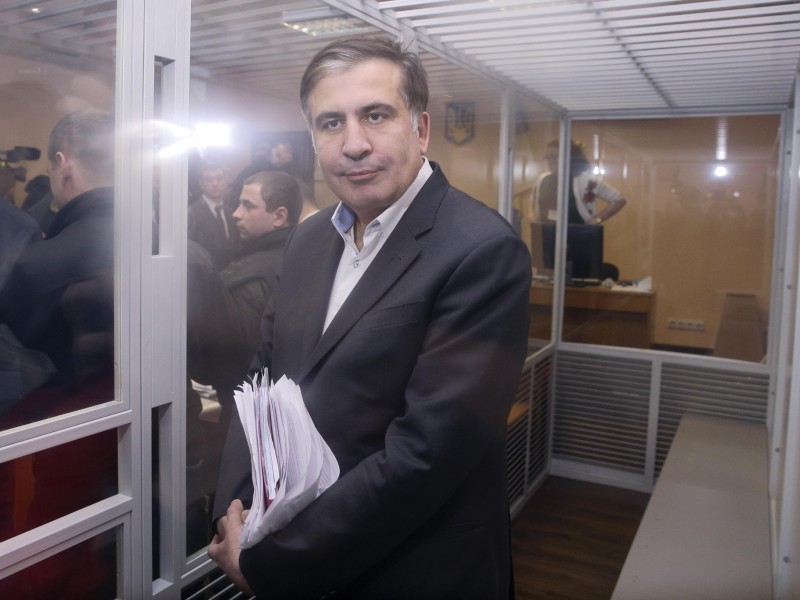 Команда Саакашвили намерена добиваться его освобождения с помощью помилования президентом