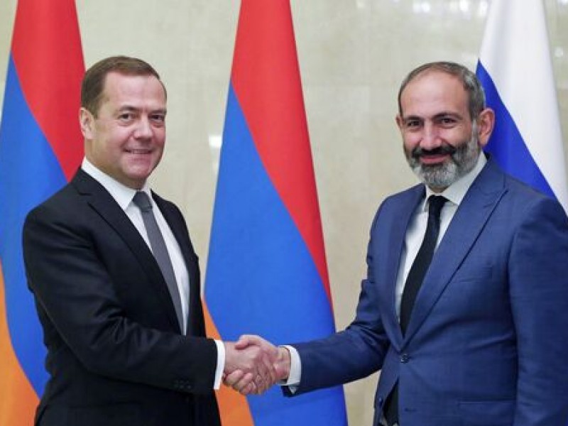 Медведев намекнул, что Пашиняна ждут проблемы из-за его антироссийских шагов