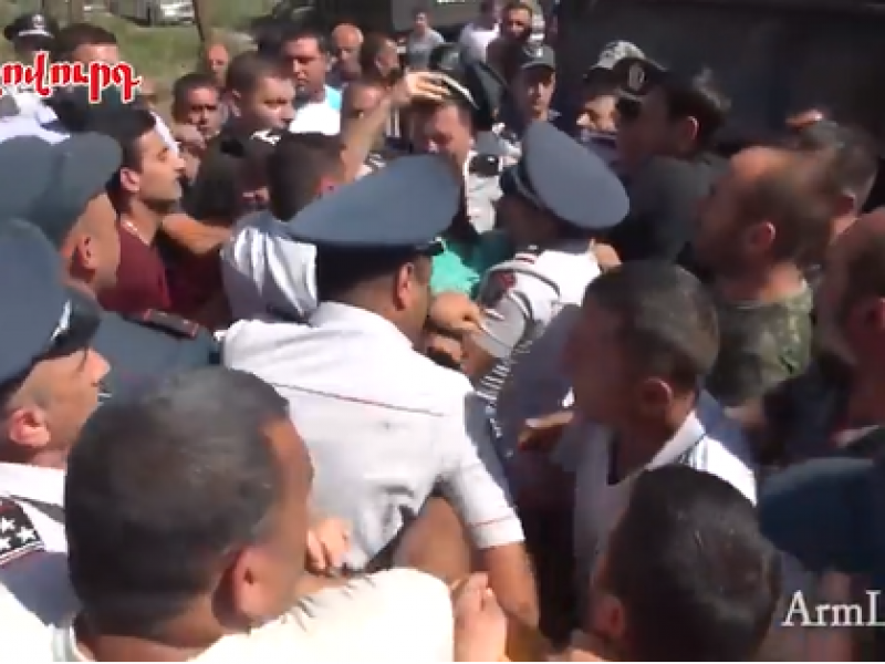 Между виноградарями и полицией в Араратской области произошла потасовка (ВИДЕО)