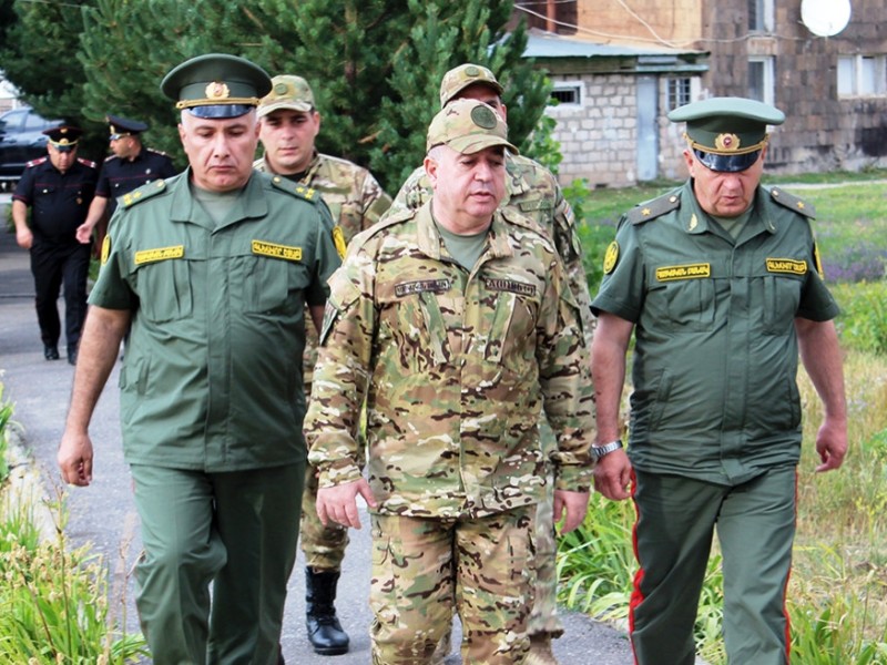 Министр обороны Армении представил нового командира 2-го армейского корпуса 