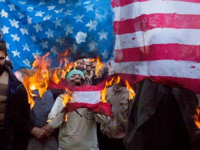 Иранцы протестуют перед зданием бывшего посольства США в Тегеране