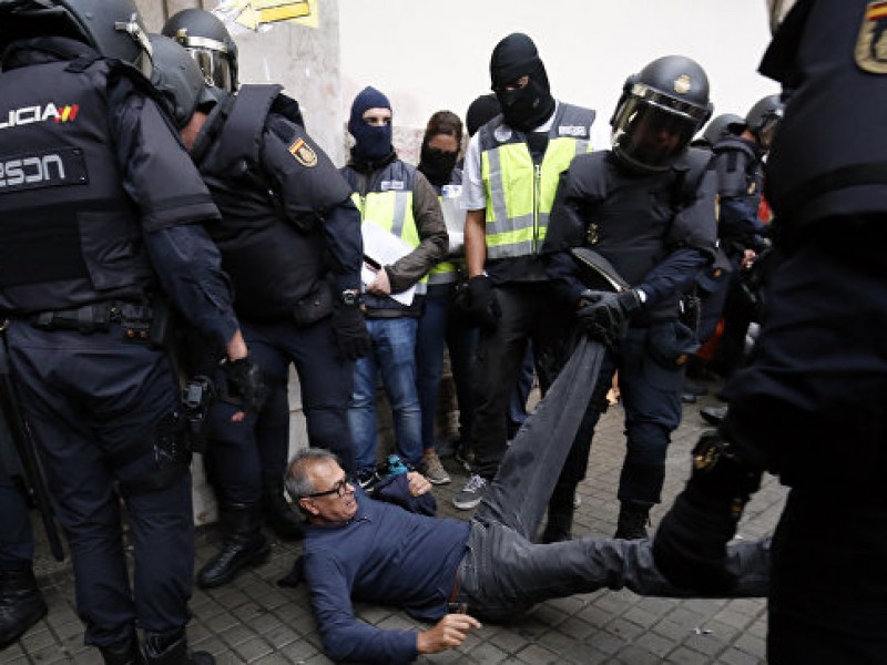 В Кремле прокомментировали действия полиции на референдуме в Каталонии