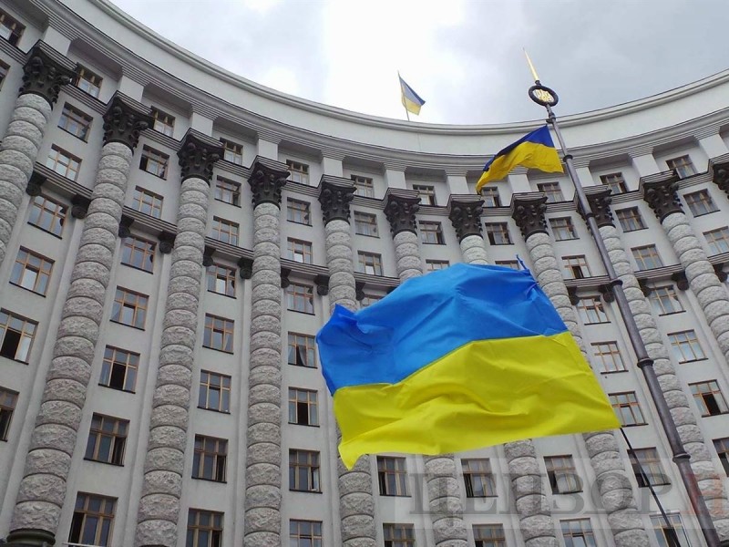 Неизвестный мужчина в здании правительства Украины угрожает взорвать гранату